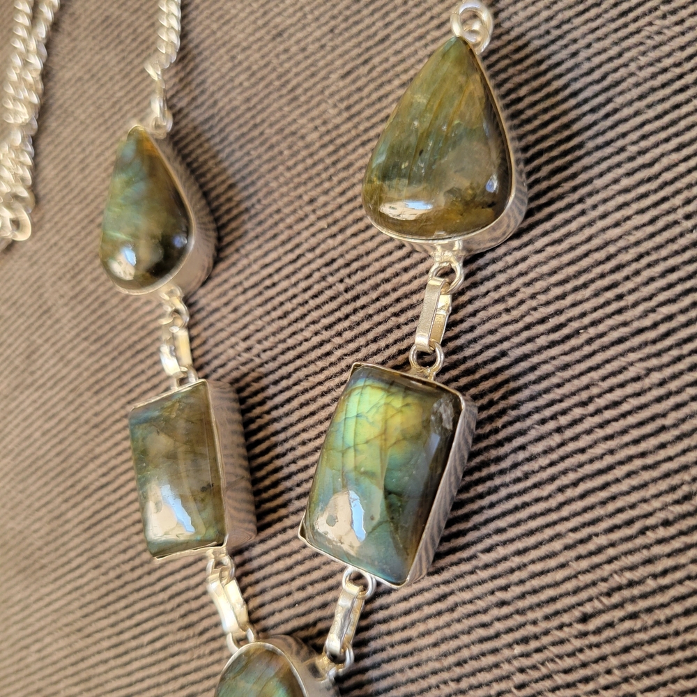 Elegant Silver Labradorite Necklace - Picture 7 of 8